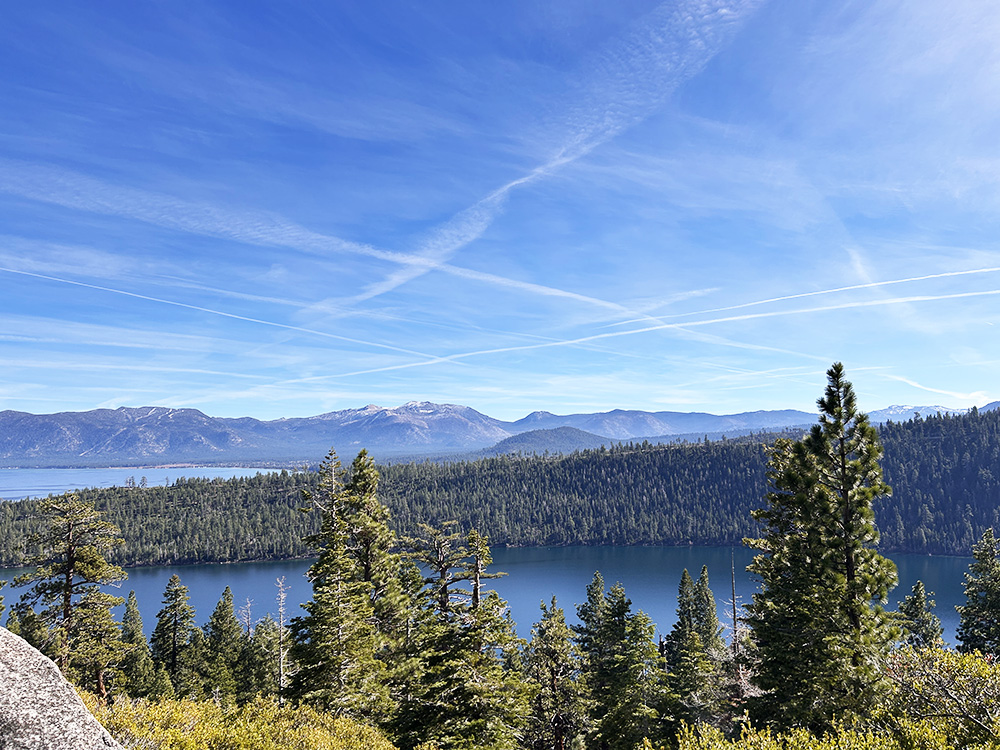 レイクタホを囲む山並み