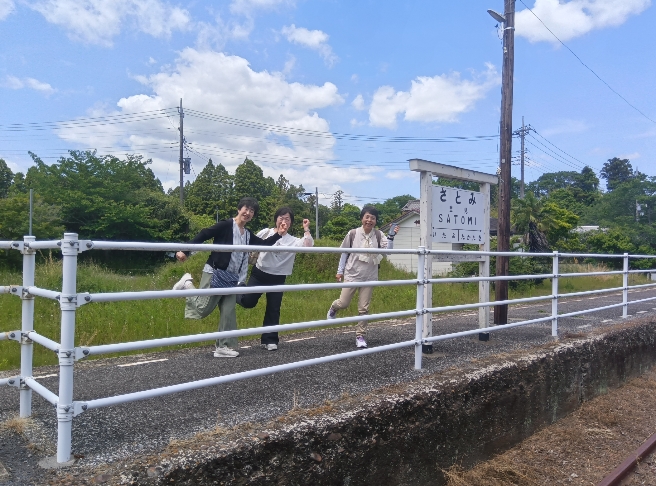 駅のホームではしゃぐ3人